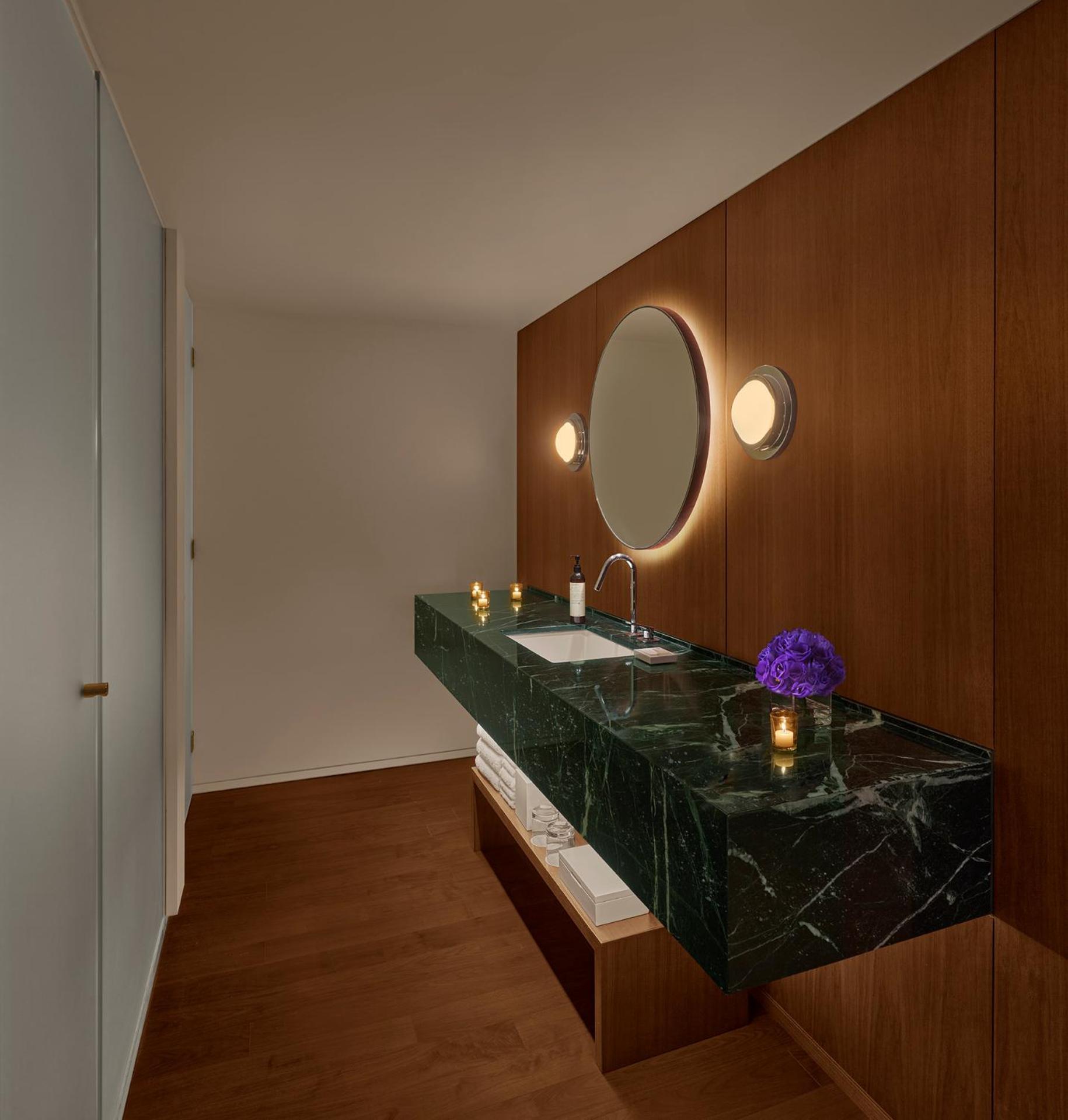 Premier King Room with City View