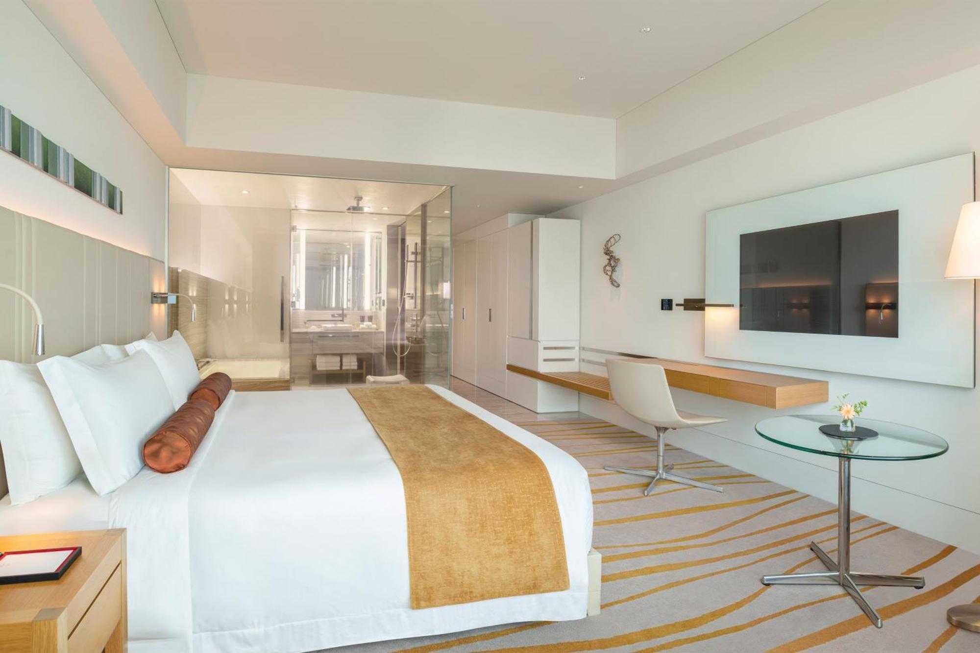 Club Deluxe King Room with Club Lounge Access